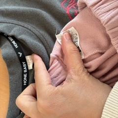 カービィクッションと服の画像