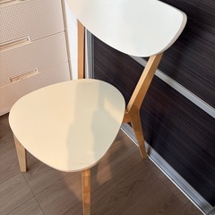 IKEAの白い椅子2セットの画像