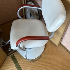 電動カットチェア
の画像