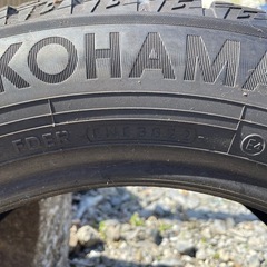 バリ溝 30アルファード スタッドレスタイヤ4本　215/60R17 タイヤ値上がりしますので今のうちにの画像