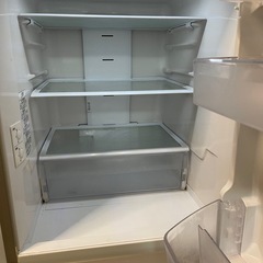 日立の3ドア冷蔵庫の画像