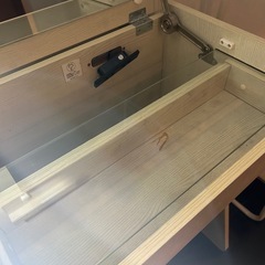 【お譲り先決定】
ドレッサーといすの画像