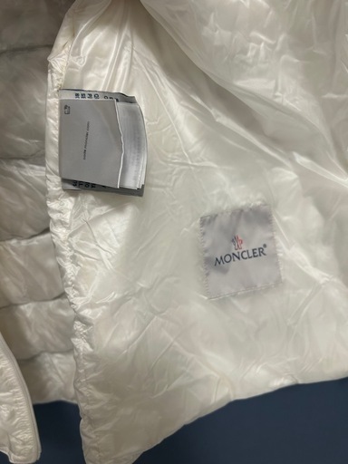 Moncler のダウンベスト ロゴワッペン付き
