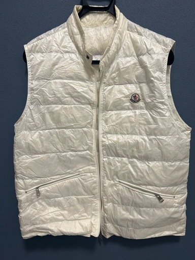 Moncler のダウンベスト ロゴワッペン付き