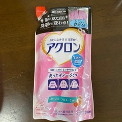 LION おしゃれ着用洗剤アクロンのボトルと400mlつめかえ用の画像