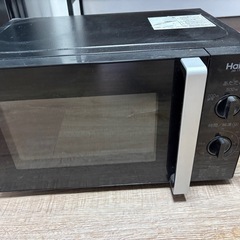 椅子、テレビ、電子レンジ、ケトル、棚、椅子の画像