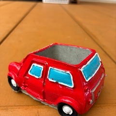 植物入れのコンクリート出てきた車の画像