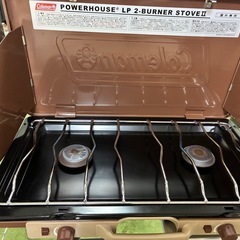 コールマンバーナーと調理台とテーブルセットの画像