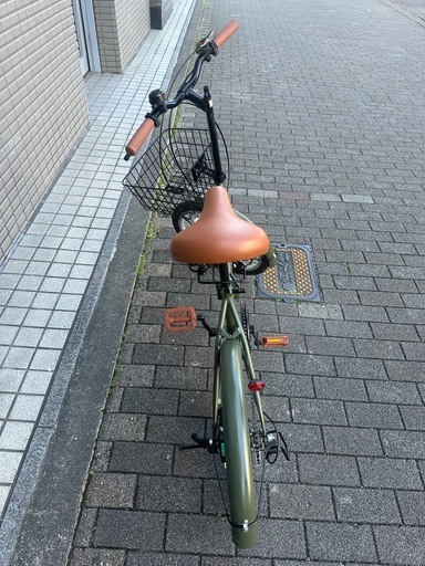 20インチ　外装6段変速　カゴ付き折り畳み自転車　カーキ色