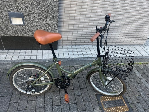 20インチ　外装6段変速　カゴ付き折り畳み自転車　カーキ色