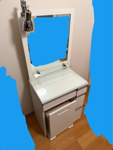 シンプルな白いドレッサー