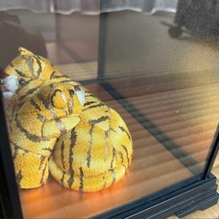布製親子トラの置物（ケース付き）の画像