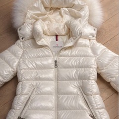 美品　MONCLER モンクレールダウン 希望者はヴィトンのヒールブーツ22,5付け
ます！F20931A54002 ファー 白の画像