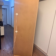 取り引き中、食器棚の画像
