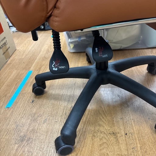 ☆ドリーム荒牧店☆ジモティー割引有☆【クリーニング済み】フットレスト付きオフィスチェア