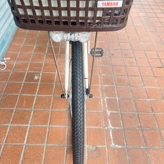 大阪市内配達無料ヤマハ電動自転車ホワイトバッテリー8.9Ahタイヤ26インチの画像