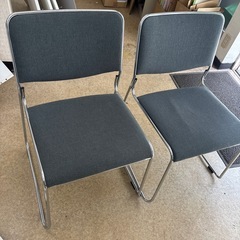 椅子2脚と事務用テーブルの画像