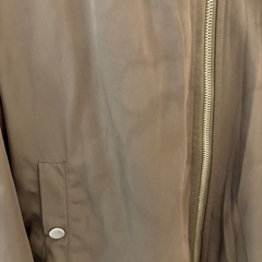 カーキ色ジャケットの画像