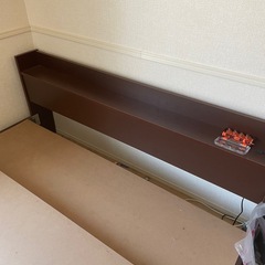 クイーンベッドフレーム
（引出し付き）の画像