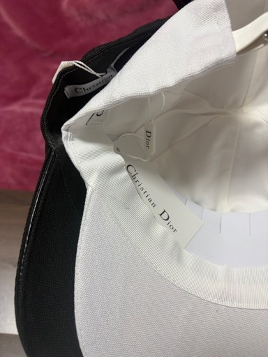 新品未使用、送料込み、ディオール　DIOR  キャップ　黒　白　ブラック　ホワイト