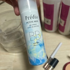 開封した化粧品いろいろの画像