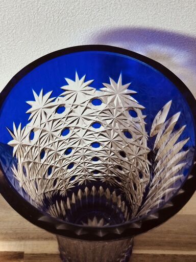 【美品】江戸切子 天開花瓶 瑠璃色 伝統文様（籠目・菊） 高さ25cm