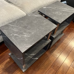 大理石柄のサイドテーブル2つの画像