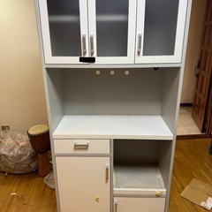 書棚、食器棚の画像