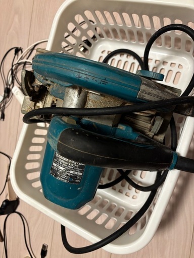 マキタ（Makita）の電気マルノコ「5637BA」です。 刃径: 165mm 最大切込み深さ: 57mm（90°時）
