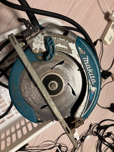 マキタ（Makita）の電気マルノコ「5637BA」です。 刃径: 165mm 最大切込み深さ: 57mm（90°時）