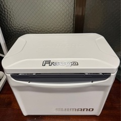 クーラーボックスとタックルボックスの画像