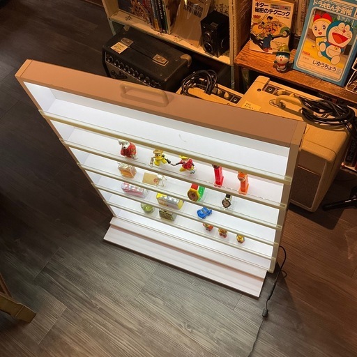 LED照明付き　コレクションラック　高さ約76.5cm（ディスプレー、棚）