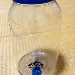 蛇口付きのウォータージャグの画像