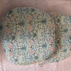 椅子用のクッション　２つの画像