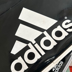 adidas エナメルバッグの画像