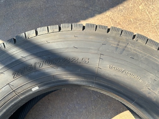 中古　生タイヤ　　ヨコハマ　275/70R22.5 145／145J トラック　バス