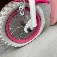 補助輪付き自転車の画像