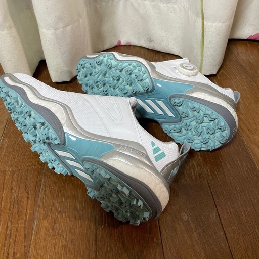 adidas ゴルフ　シューズ　24.5cmサイズを間違えました　　5回ラウンドに使用 使用感あります