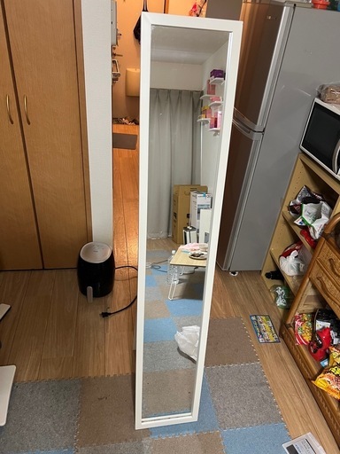 ヒーター、掃除機、白いミラ

