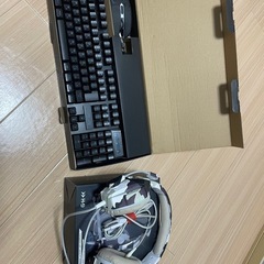 ゲーミングキーボード&マイク付きヘッドホンの画像