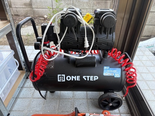 100Vコンプレッサーとジャッキ