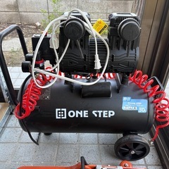 100Vコンプレッサーとジャッキの画像
