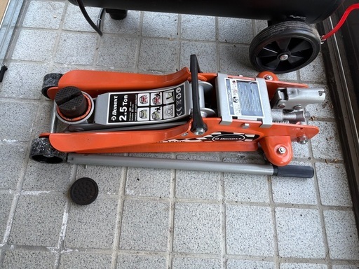 100Vコンプレッサーとジャッキ