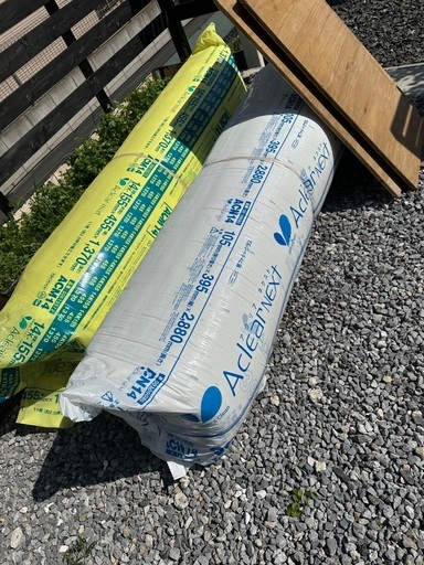 グラスウール（断熱材）3束あります。  ・白：2束 ・黄色：1束  ?価格：1束 5000円 。 興味がある方はお気軽にメッセージくだ