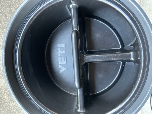 YETI ロードアウト　5ガロンバケツ　チャコール　リッド、キャディーセット
 Amazon｜イエティ バケツ ロードアウト Charcoal チャコール 5ガロン 