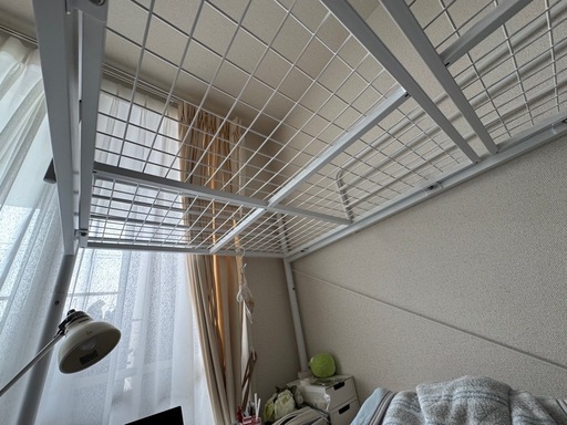 真っ白な2階だけスチールベッドです。 (SUN建築製図社) 覚王山の 