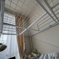 真っ白な２階だけスチールベッドです。
の画像