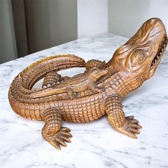 木製ワニの置物の画像