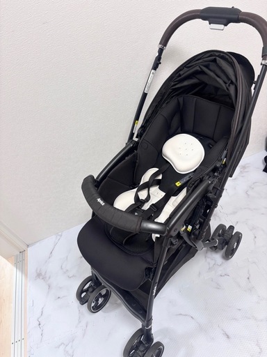 美品アップリカラクーナクッションフリーAB ベビーカー4輪折り畳み自立 