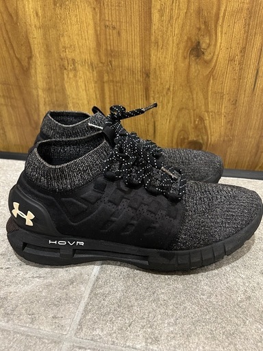 Under Armour HOVR ブラック スニーカー